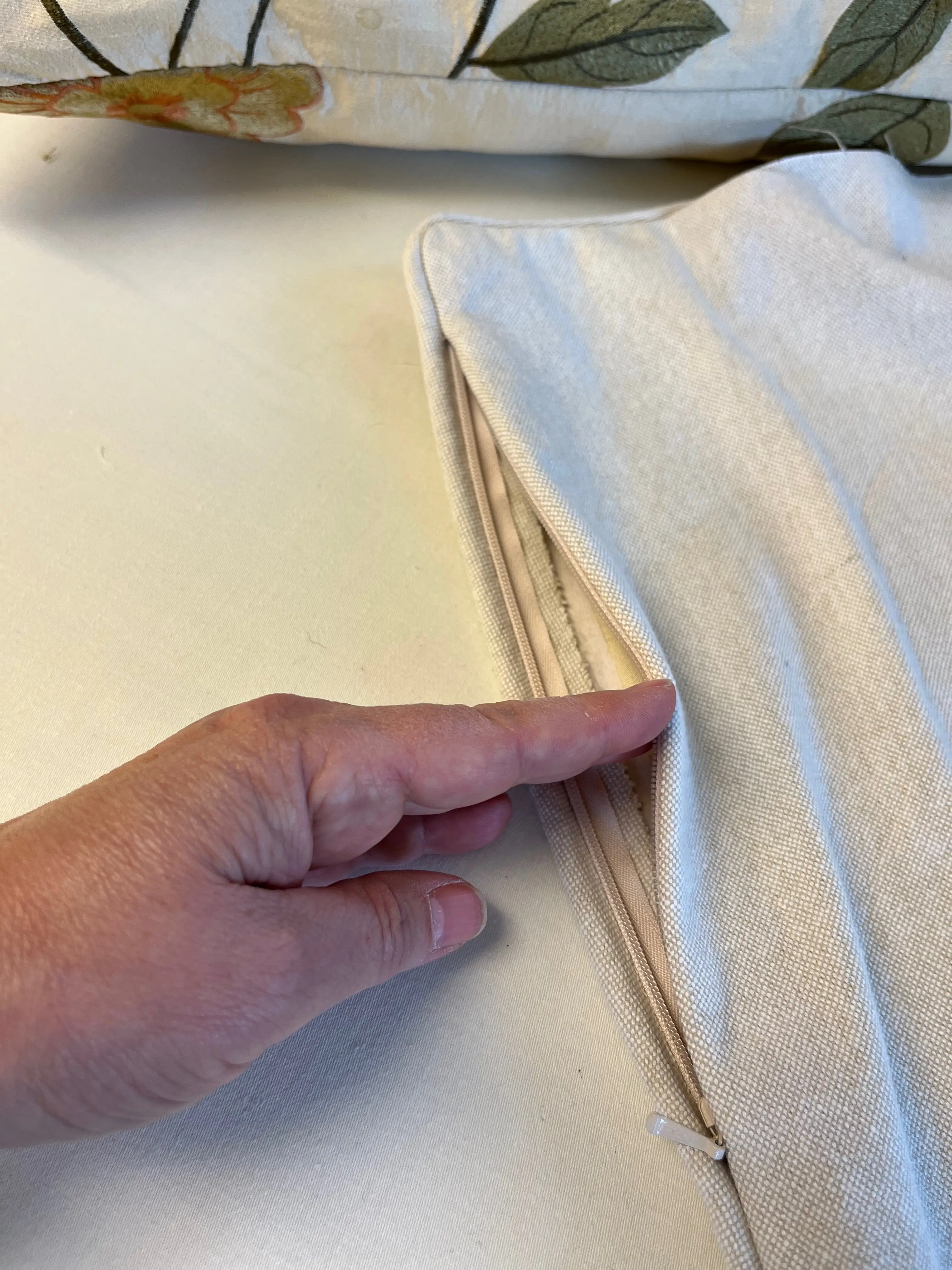 Piping and concealed zip